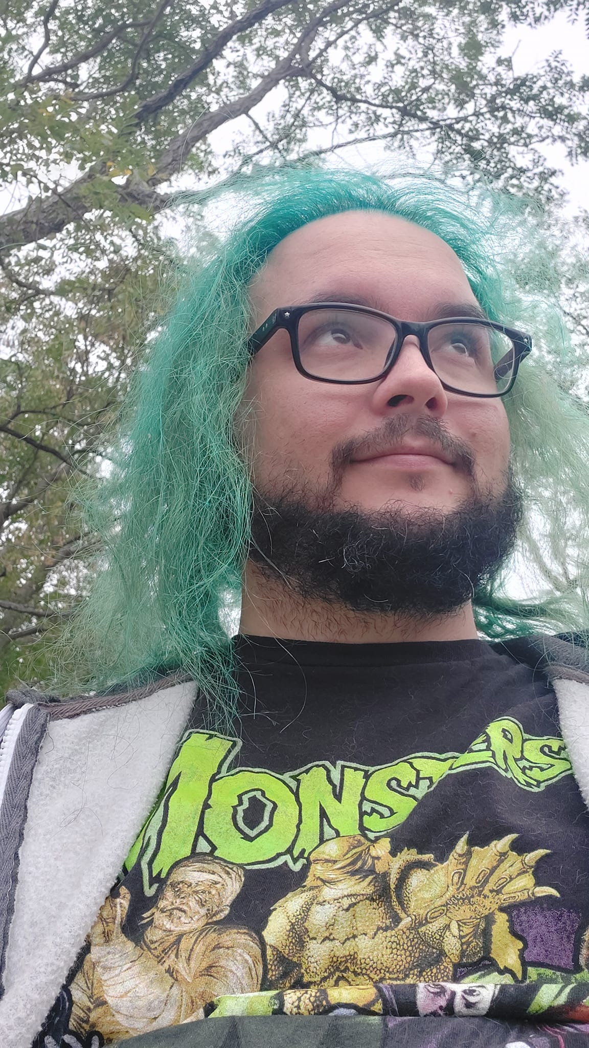 A man with green hair stands outside, photo 3